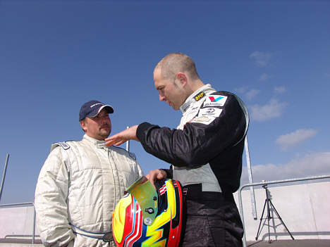Michael Outzen er, ligesom resten af JM Racing teamet, altid klar med en hjælpende hånd.